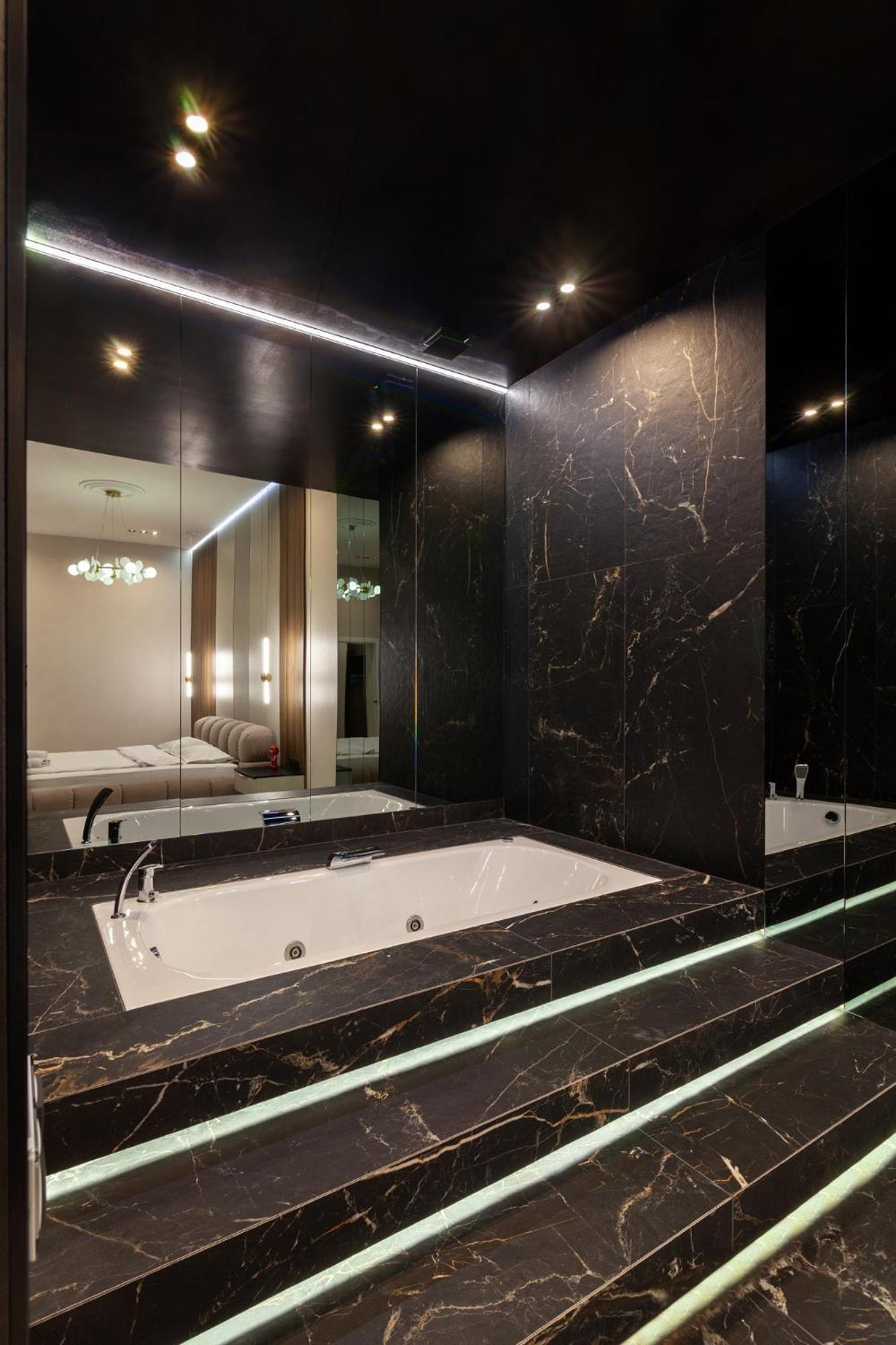 Leogrand Jacuzzi On Malaniuka 2 Lviv Exterior foto